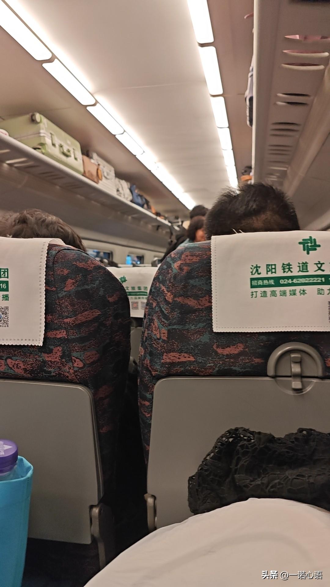 坐高铁回家，小女儿接站。老公这个小抠儿，在微信里一直和小女儿说，开车别开进停车场