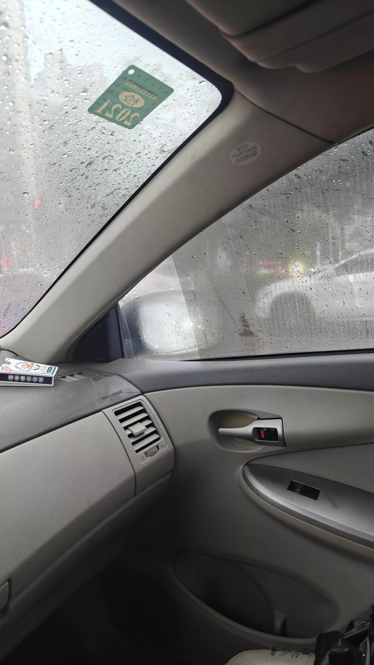 刚拿驾照就碰上雨天开车，本来就紧张得手心冒汗，结果一开空调，挡风玻璃和车窗全起雾