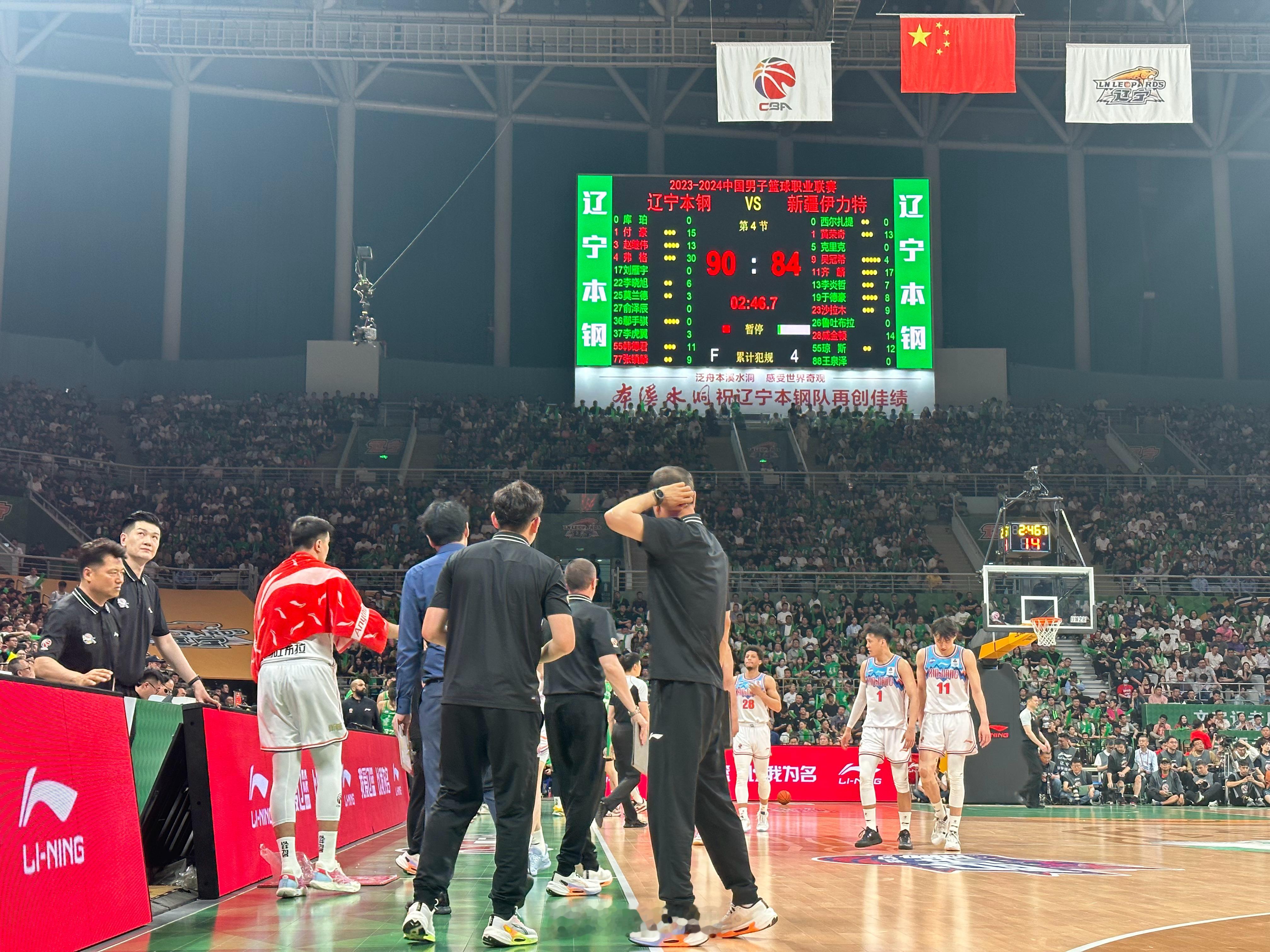 连续三次三分的机会没有把握住！新疆队请求暂停 调整一下！#CBA总决赛##辽宁男