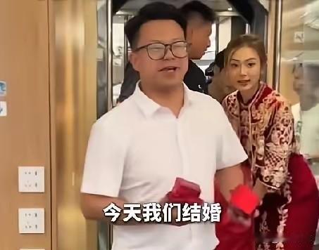 近日，贵州遵义一姑娘坐高铁到四川结婚，新郎一上车就对着全车厢的人说:“很有幸和大