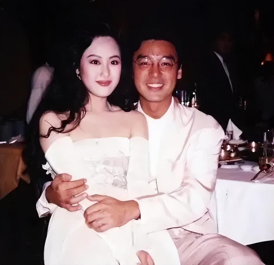 1996年，丁克的谭咏麟对妻子杨洁薇说：“我把十亿家产给你，让我的儿子回家。”妻