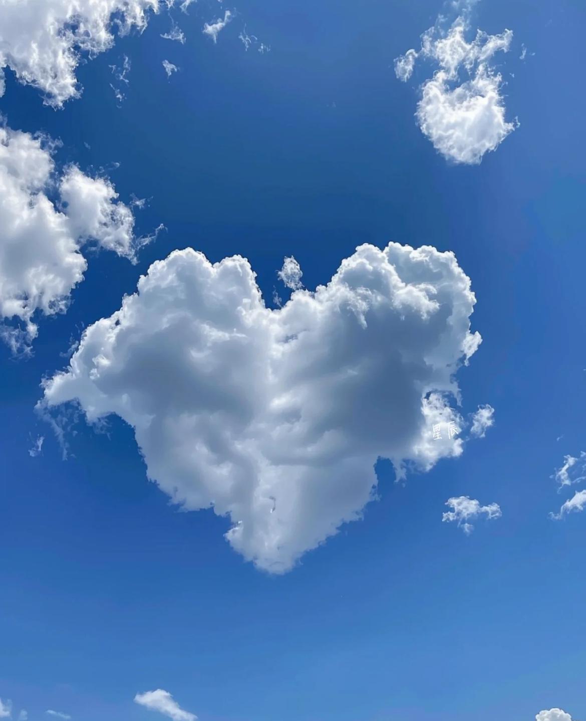 "大"字加一笔，你最先想到什么字“大”字加一笔，最先想到的字可能是“天”。