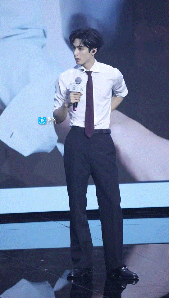 谁来教教宋威龙怎么戴脸链 还好他脸够帅，不然这戴法早被群嘲了，现在大家只能边笑边