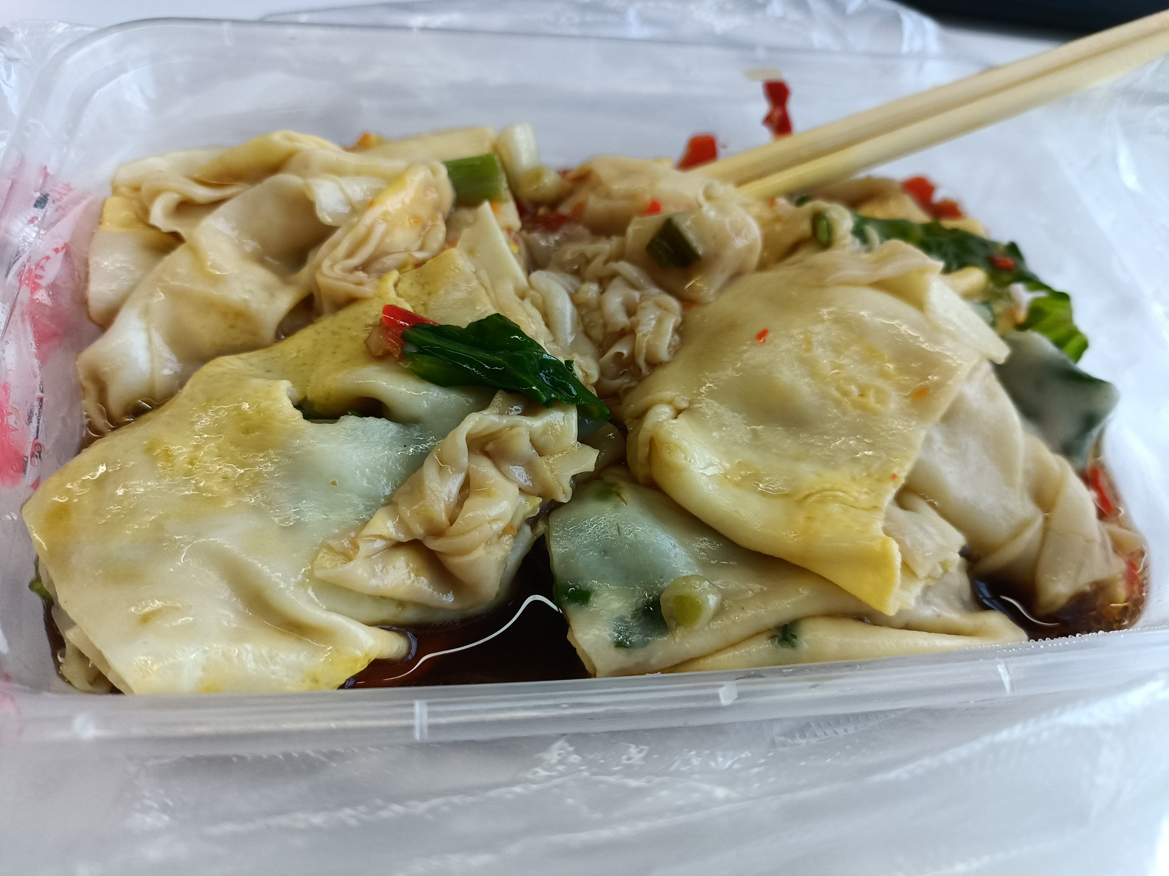 看到今天是腊八，想着去买腊八粥喝，没想到店铺没有开门！只能回来继续吃肠粉了[允悲