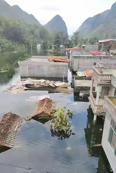在广西百色靖西市新甲乡大进村的大进屯，天空已然放晴数日，但整个村子依旧深陷洪水之