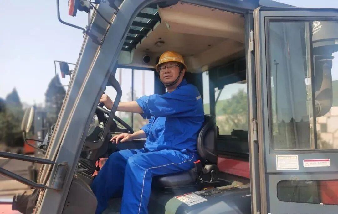 近日，江苏连云港一当地居民不慎坠海命悬一线，危急时刻王玉平挺身而出，冒着被巨浪卷