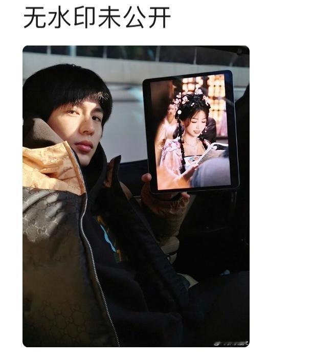 #张凌赫坐车看虞书欣永夜星河# 虞书欣那两张照片还是未公开的，先从老🐮微博发出