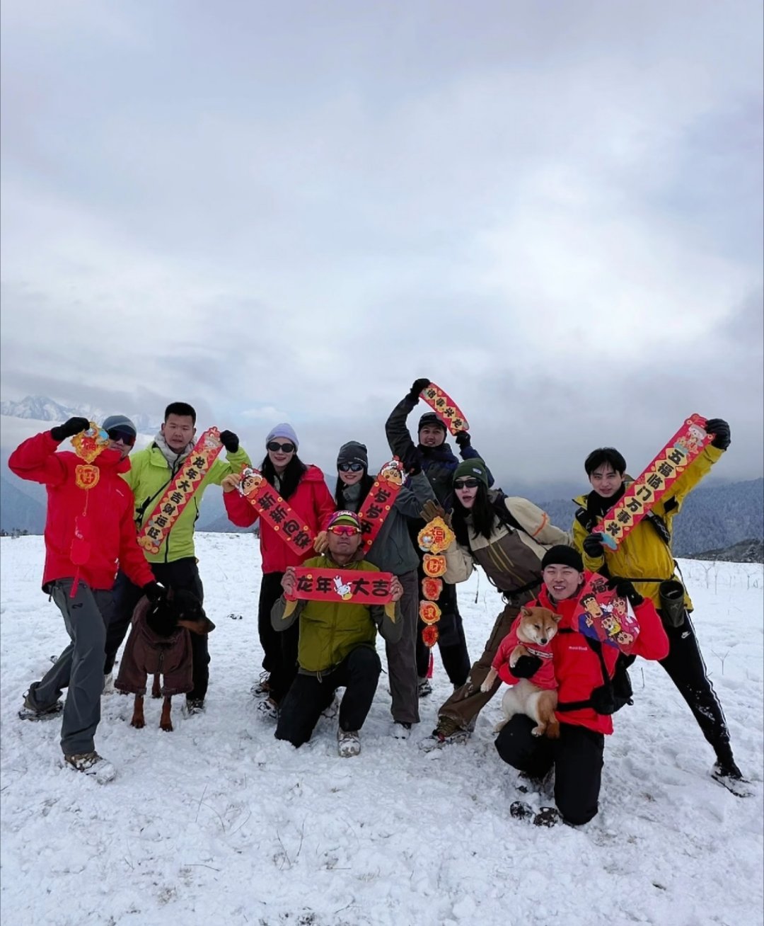 新型拜年方式今年拜年不扎堆，主打一个轻松自在！发个定制表情包，或者开个群视频，心