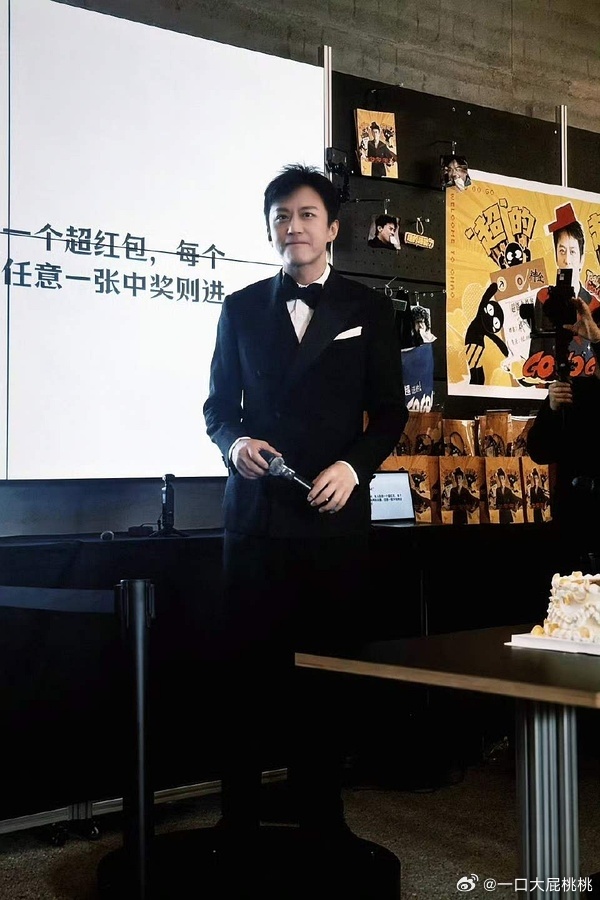 老邓头盛装出席，跟新郎官似的