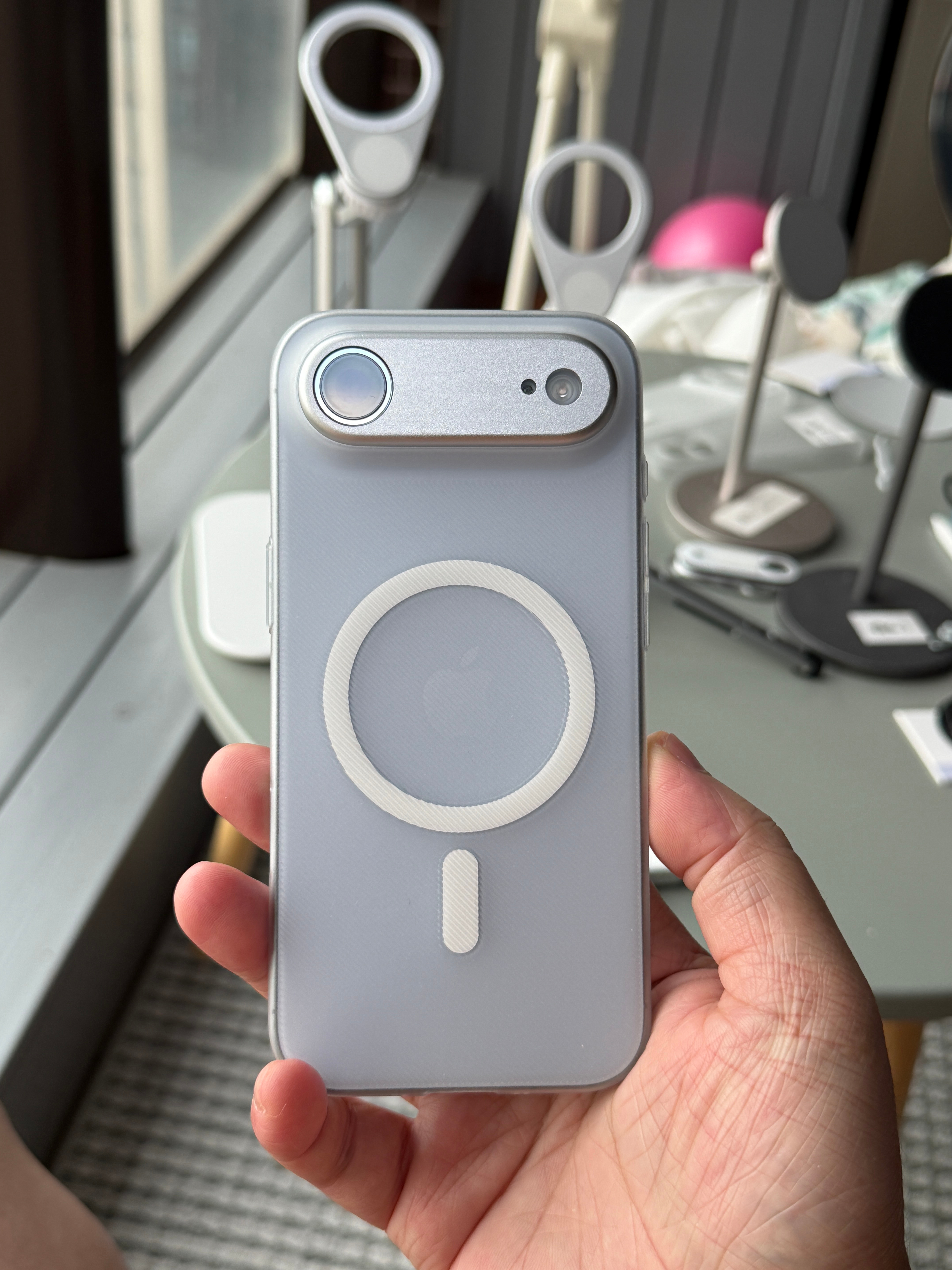 iPhoneAir 用了好几天了，开始有点担忧这个手机的下一代会不会有了，如果没