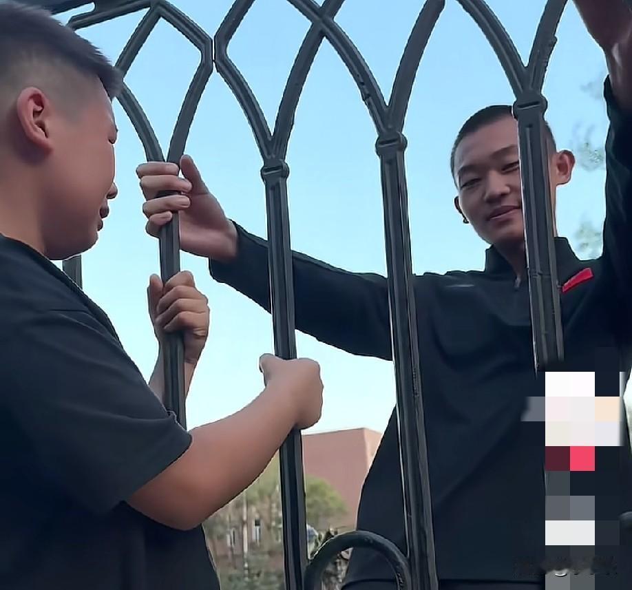 近日，吉林长春，19岁哥哥军训一个月没回家，妈妈带着13岁弟弟到学校看望哥哥，隔