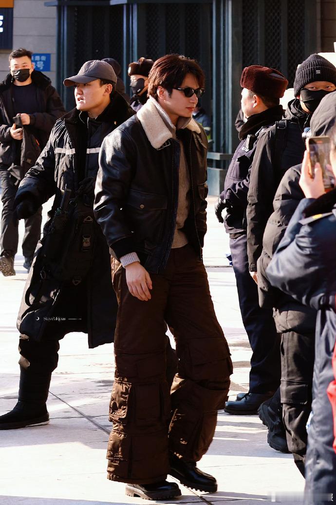 刘耀文今天是美拉德色系刘耀文美拉德色系穿搭毛领皮夹克+暖棕工装裤，美拉德穿搭把冬