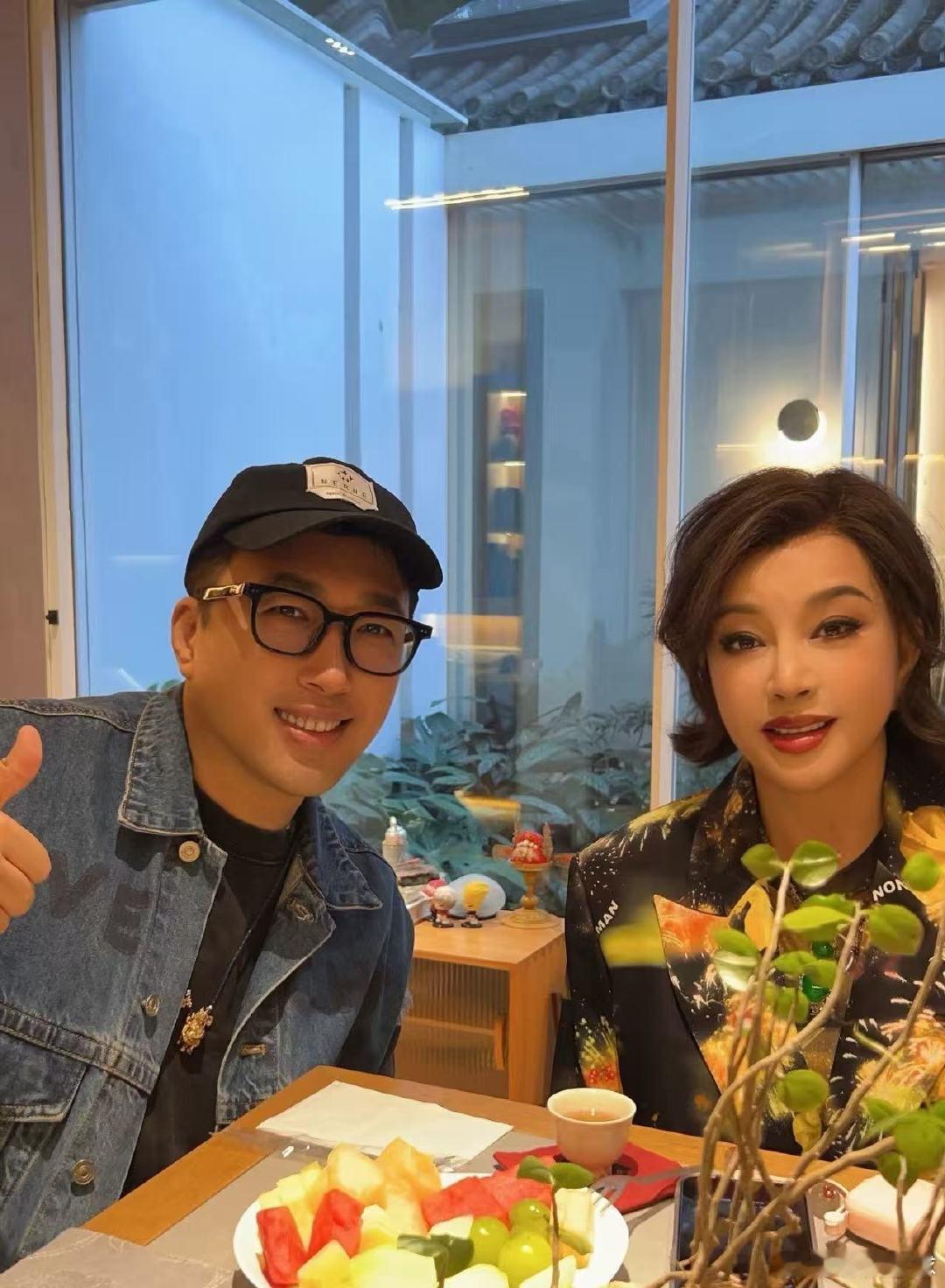 于正跟刘晓庆聊剧本于正跟刘晓庆聊剧本！于正跟刘晓庆聊剧本最大的好处 ​​​