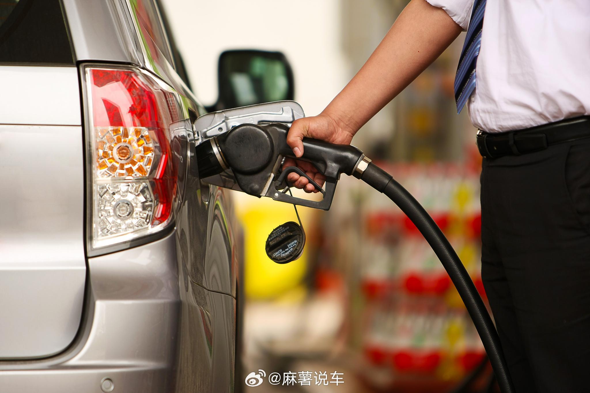燃油车卖不动了加油站怎么办7月销量前十的榜单里，就剩卡罗拉锐放这么一款燃油车撑着