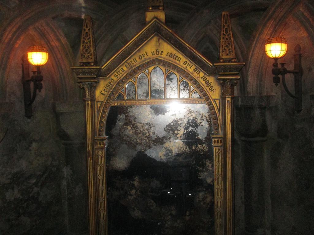 1991年12月26日——34年前的今天，哈利带着罗恩一起去看厄里斯魔镜。罗恩在