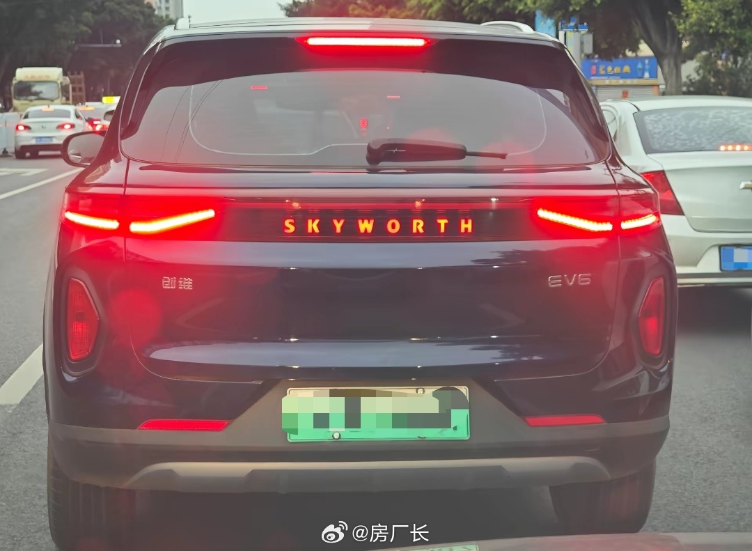 还以为小米澎程的神秘新车，离近一看原来是创维汽车 
