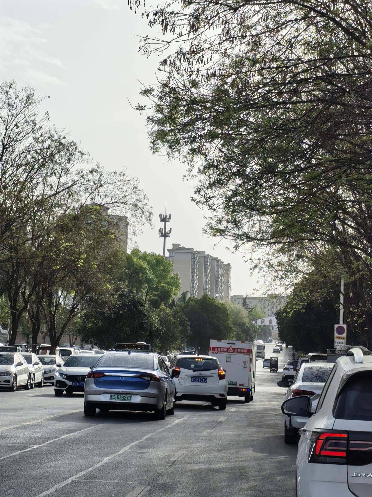 昨天目睹了颇为有趣的一幕。
        路上有一辆无人驾驶的车在行驶，由于它