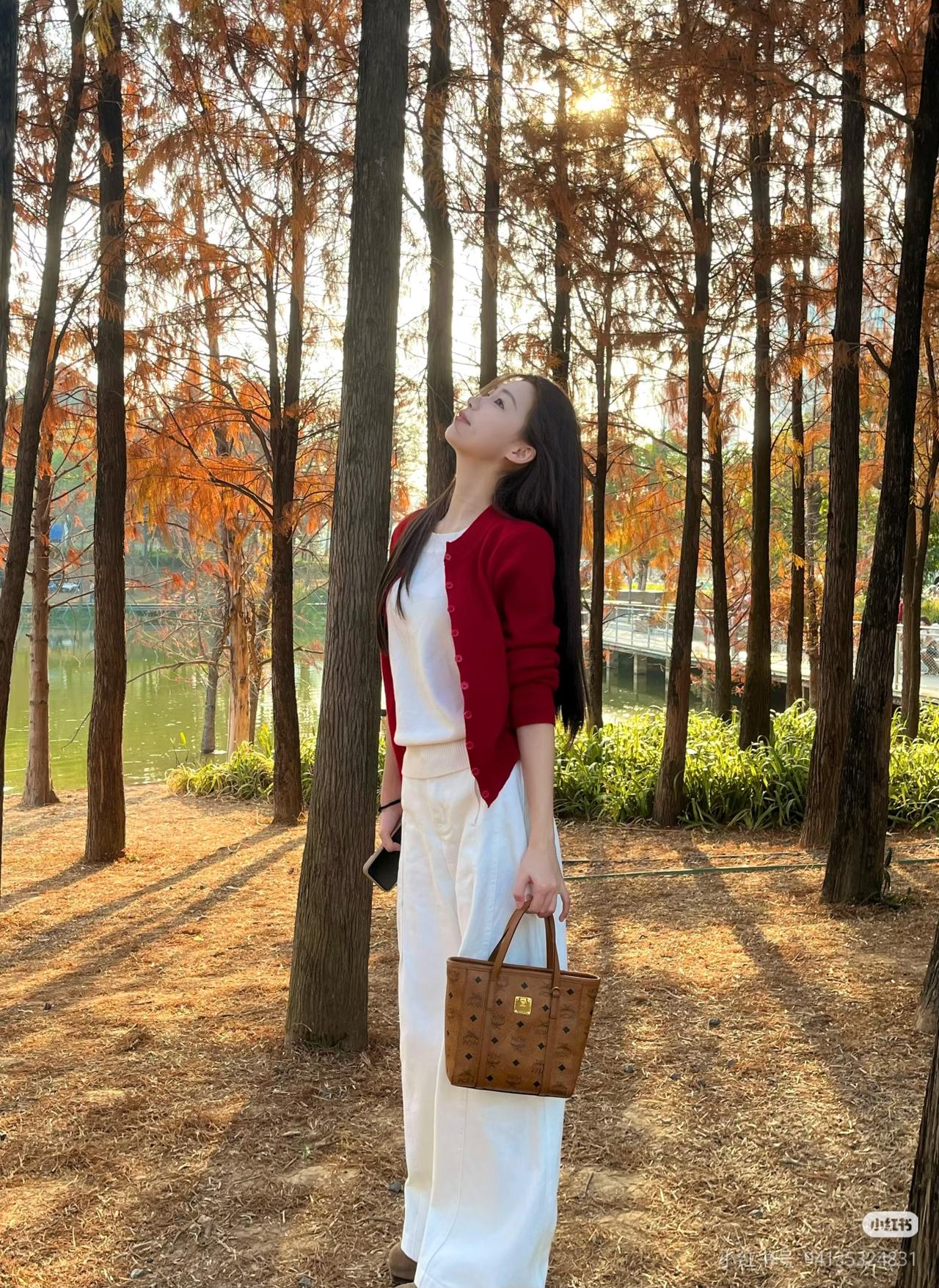 秋日漫步，红衣白裙，享受自然之美