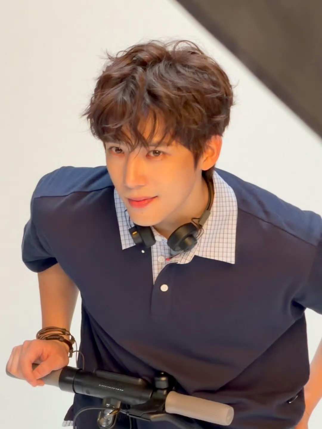 好帅，是卷毛小狗！！！又要过周末噜=ᗜωᗜ=  和王安宇一起开启周末好心情