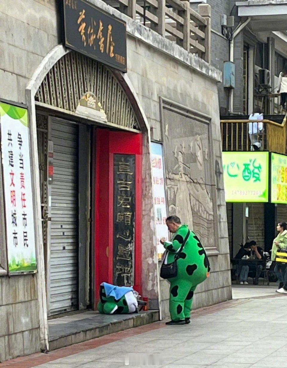 青蛙里面居然有老人，请大家温柔一点 