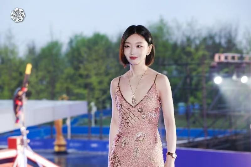 周冬雨粉裙短发 今晚红毯上，她这套造型被网友截图疯传。不是因为多惊艳，是因为太舒