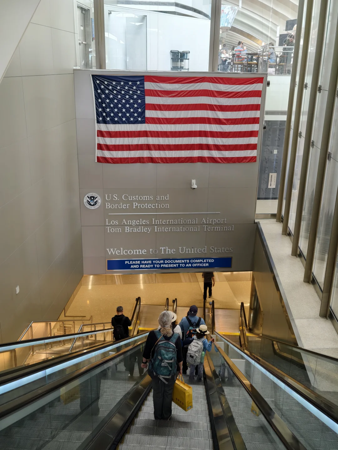 也是不容易，搞丢飞机后还是抵达美帝了……