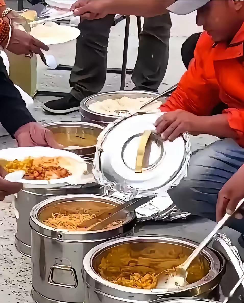 印度人在西藏的旅游景区销售食物，有关部门应该出手了。​据博主介绍：中国刚刚向印度