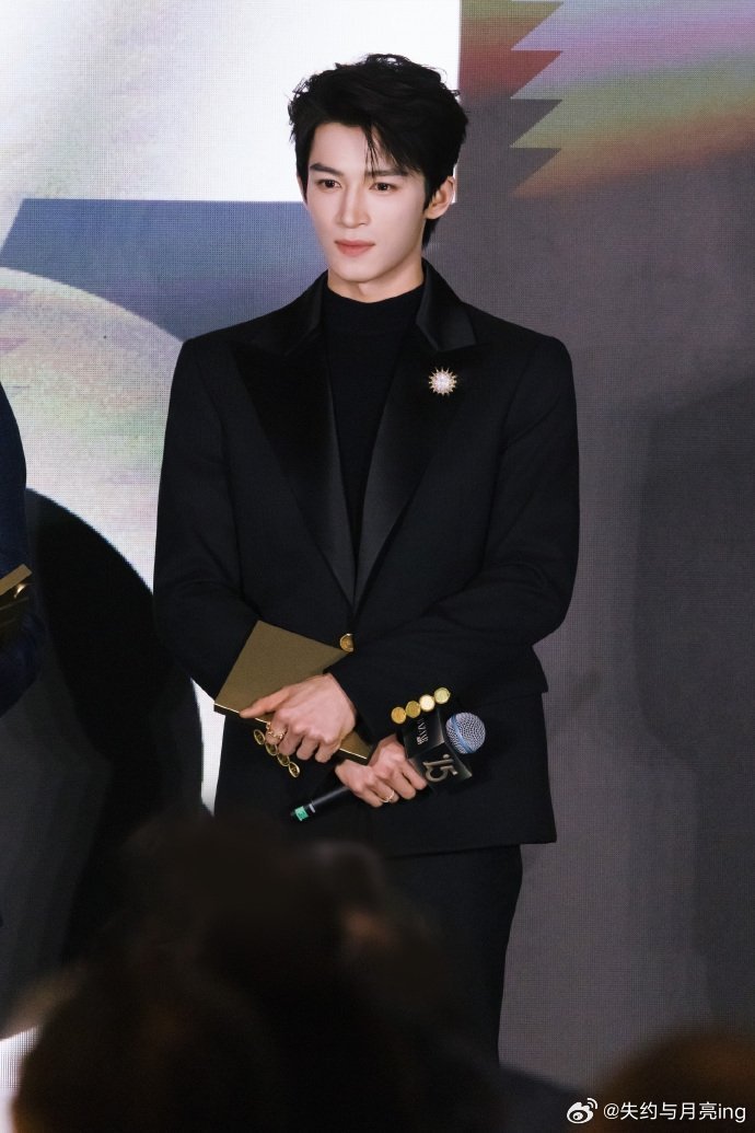 王星越走哪儿都带着保温杯他在镜头前的利落身影，与不离身的保温杯，是繁华名利场里为