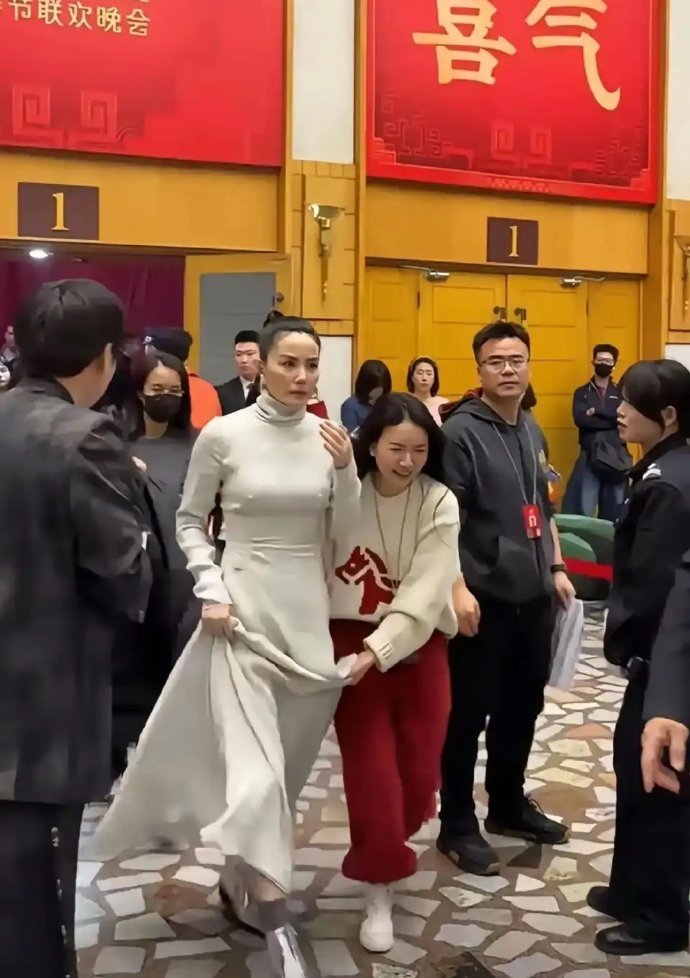 女神老了，身材不如从前了，不过还是好漂亮啊！ 