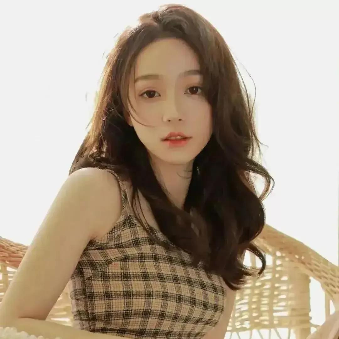 阳光下的温暖午后，温柔的笑容和迷人的眼神。