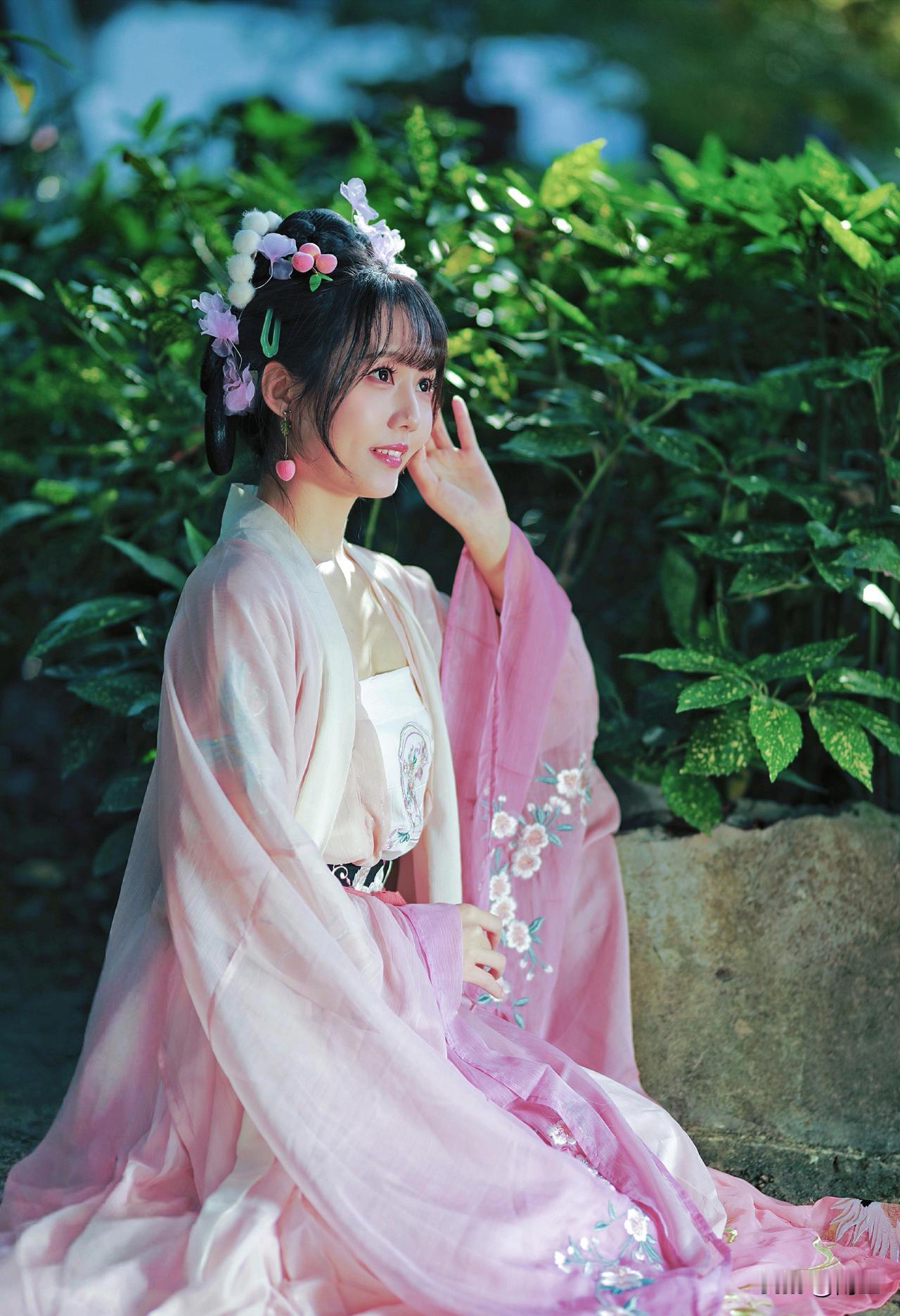 女神减肥秘诀
女生一旦过了28岁，身材大多都会走形，每天看到镜子里的自己，，都忍