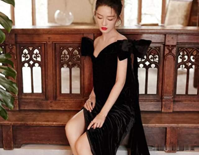 36岁李沁多风格写真合集！可甜可盐，性感与温婉自由切换​