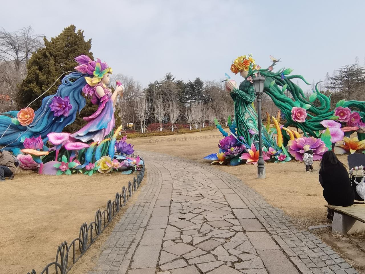 晒图笔记大赛中山公园的秋季灯会结束已一个多月了，但布展的作品大部还未拆除，为冬天