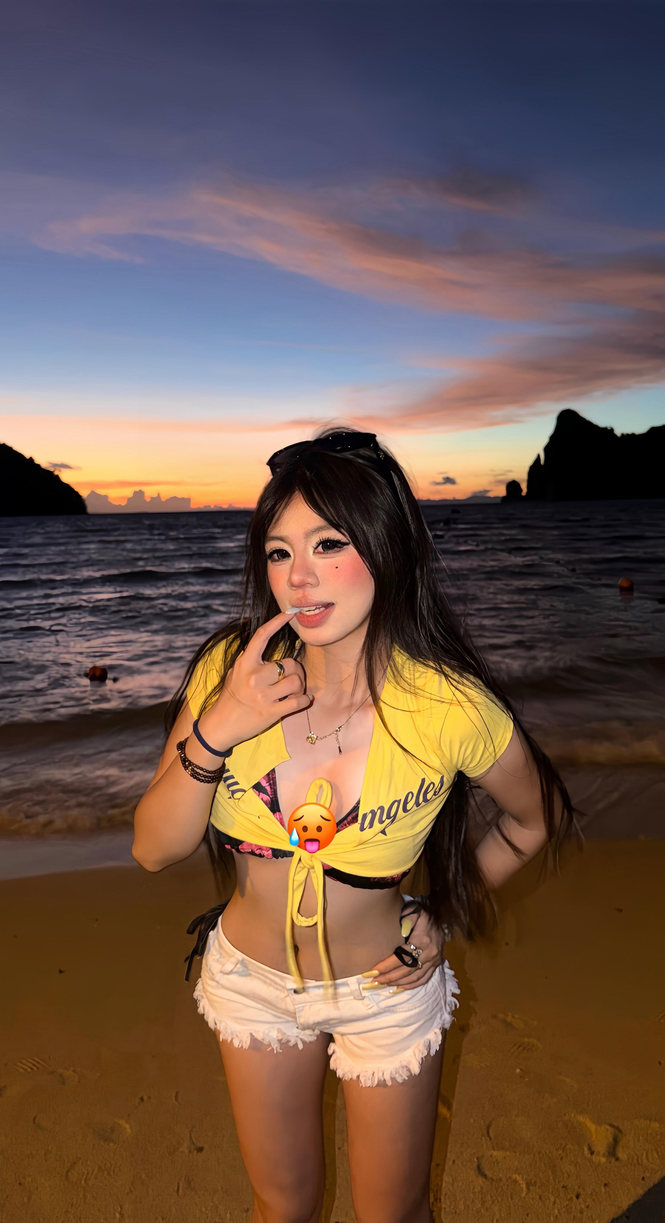 Golden Hour🧡💛🧡👙