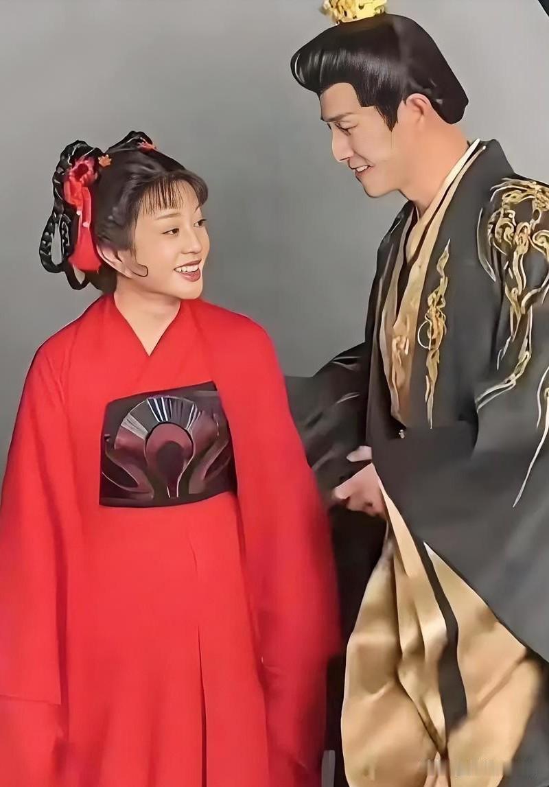 网友放出线下生图，她和剧中男主年龄相差整整30岁。老得惨不忍睹的脸，演少女，哪里