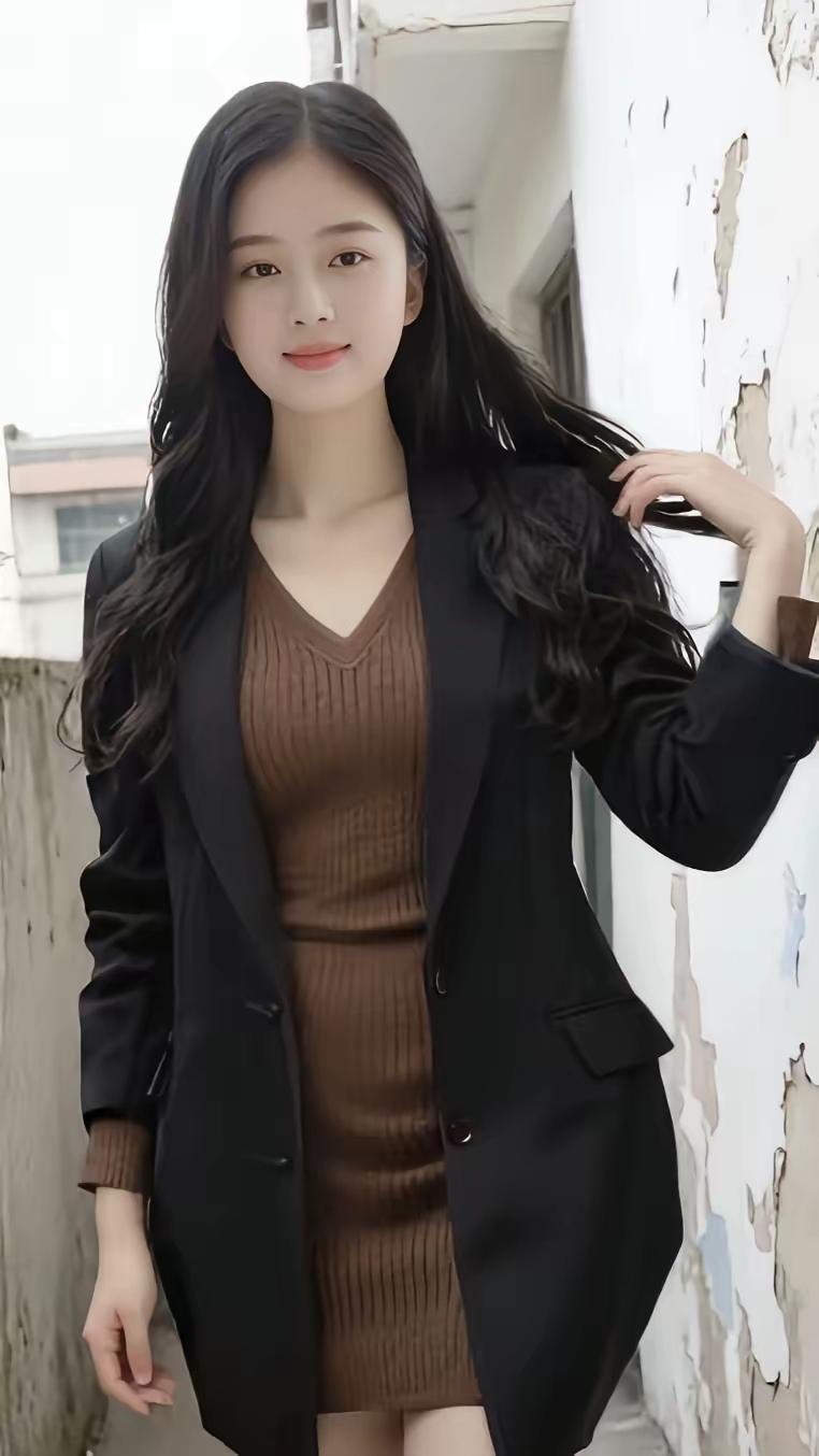 黑衣美人倚墙立，风姿绰约似画卷。