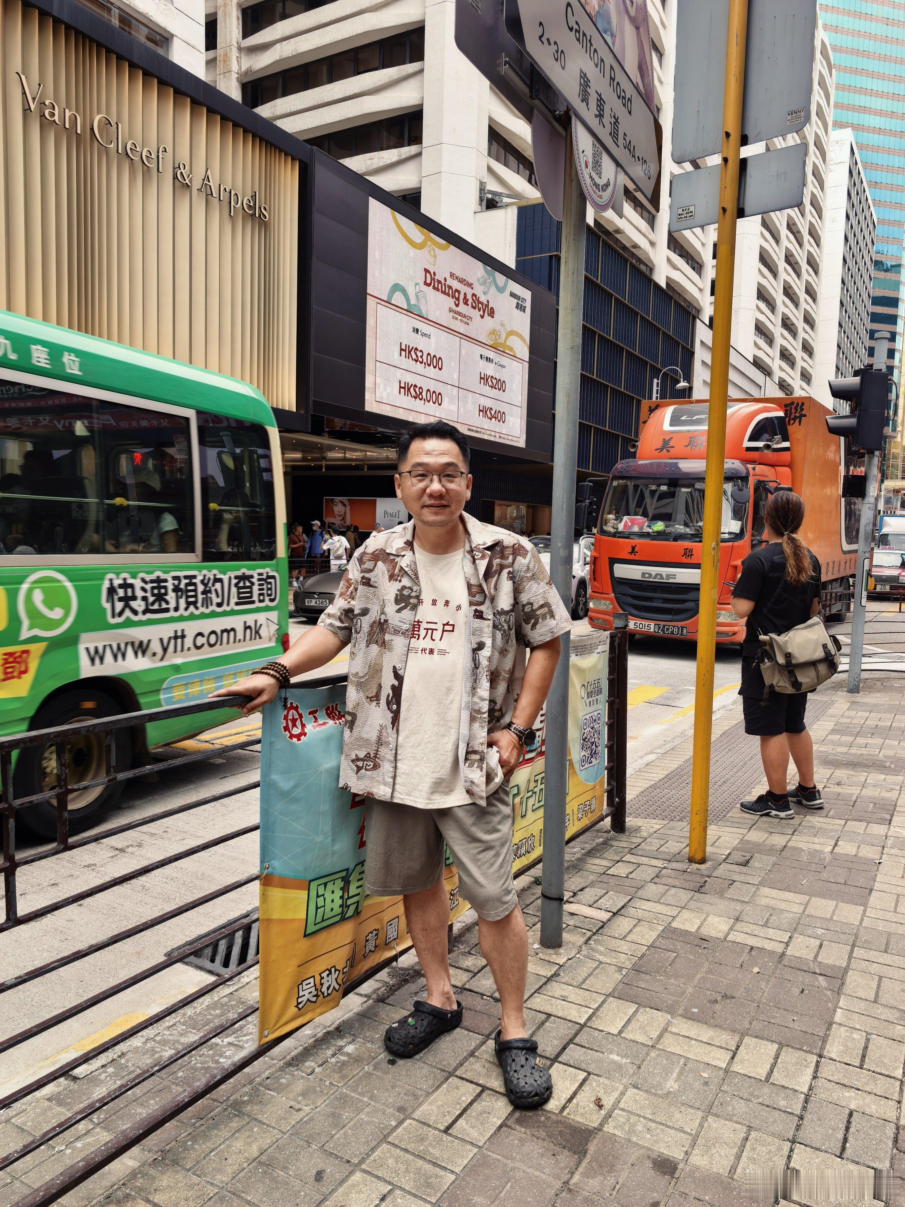 不要翻护栏，多謝，会扑街！[淡淡的]  ​​​