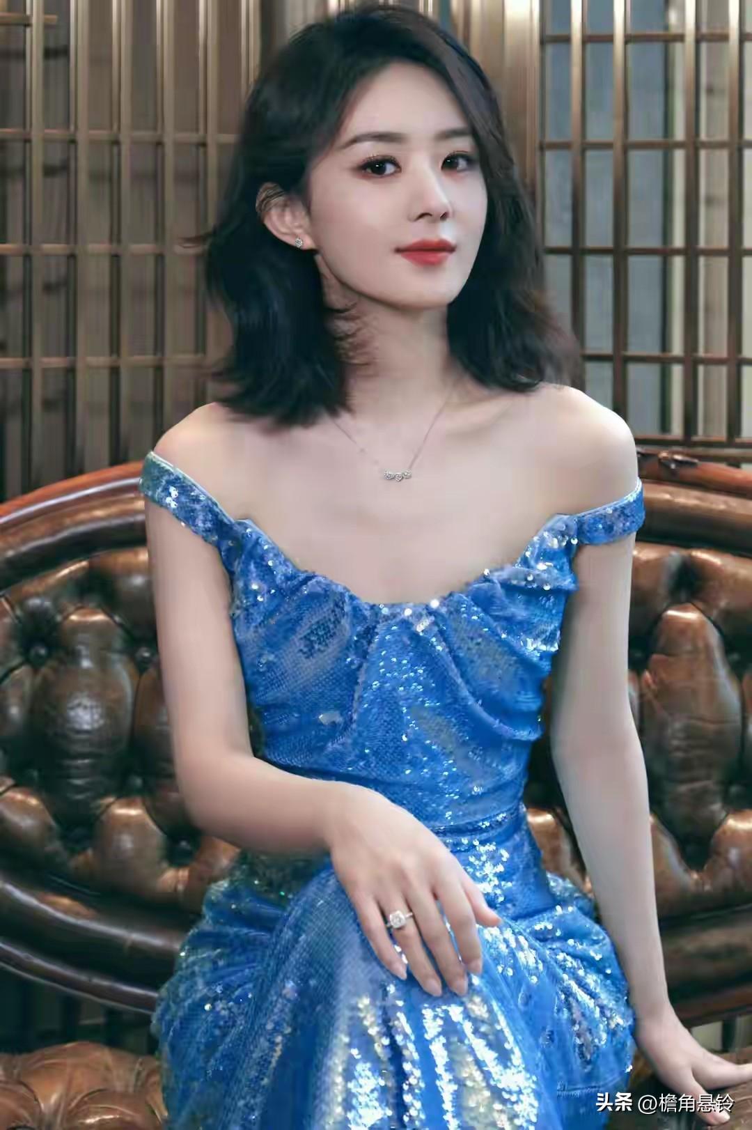 赵丽颖穿这套蓝色连身裙简直美炸了！蓝色本就自带清新优雅的气质，穿在她身上，就像从
