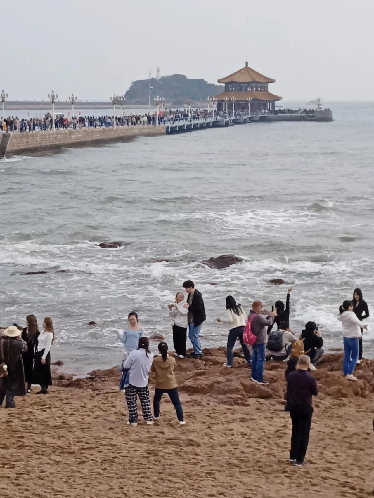 秋色中的青岛海边，景色依然秀美

美好的景色就在我们逛赏的路上，景点或海边，尽情