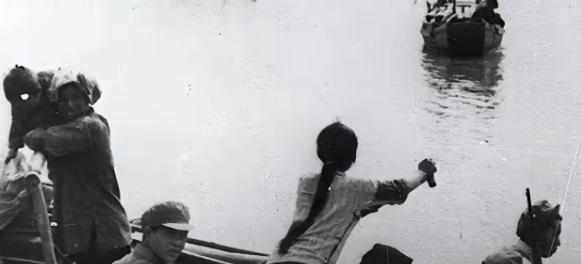 1949年，19岁的姑娘颜红英，摇着小木船运送24名解放军战士横渡长江。谁料，激