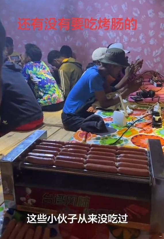 原来网吧是可以没有电脑的这是三角洲工作室吧成本低利润高，还得是中国小伙