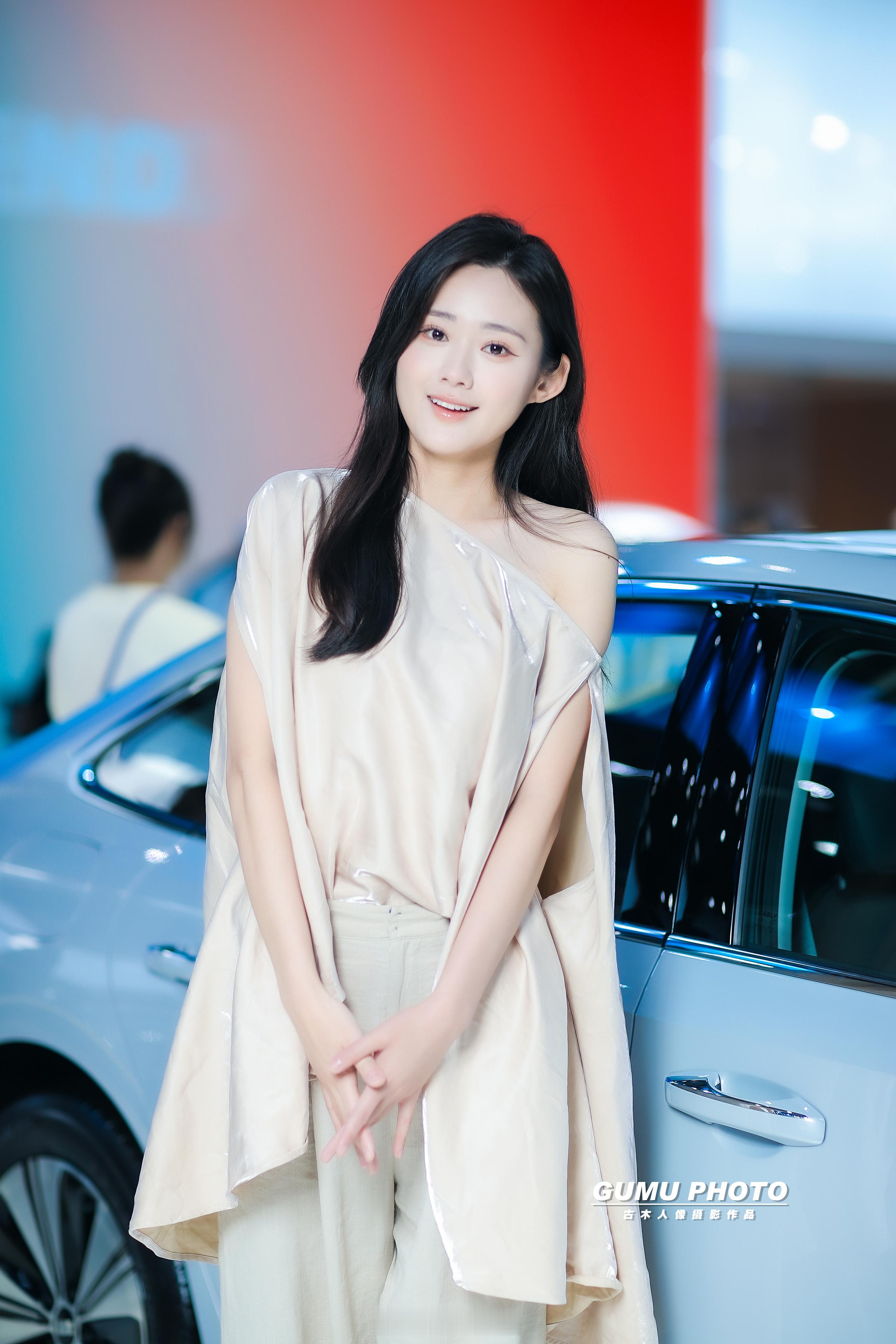 2026贵阳国际车展吉利展台模特小姐姐2026贵阳国际车展 