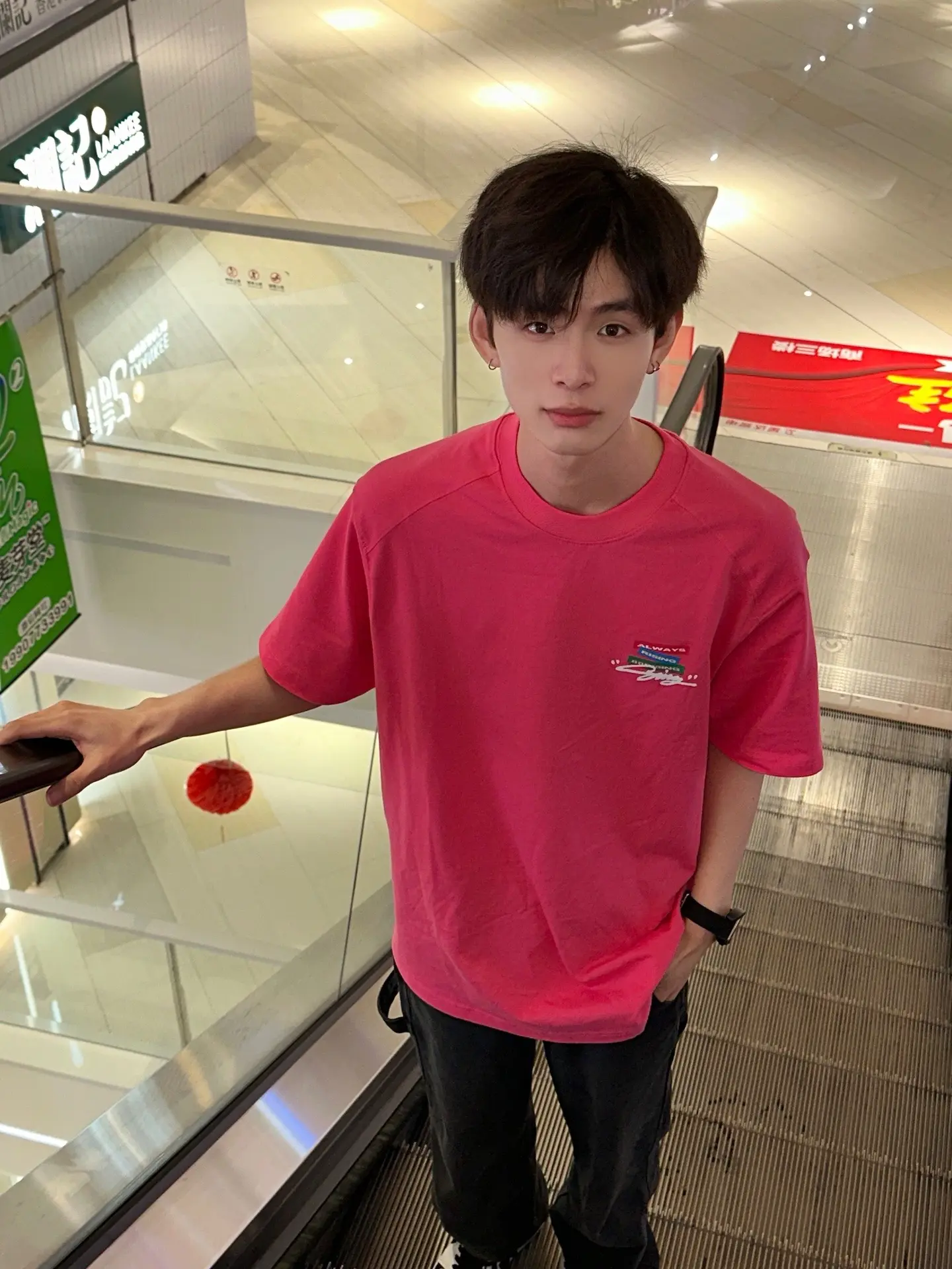 喜欢穿粉色的小钊