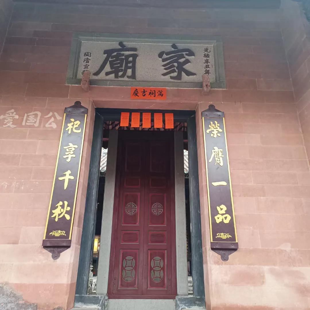 滕王阁序中的谢家宝树确实比王勃家族厉害很多，谢家宝树后人谢遇奇可是官至正一品，忠