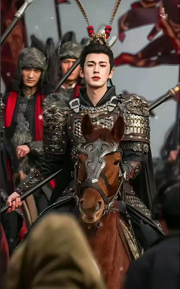 张凌赫抱替身视频疯传，敬业人设瞬间崩塌，他真不用替身？
2025年2月12日，