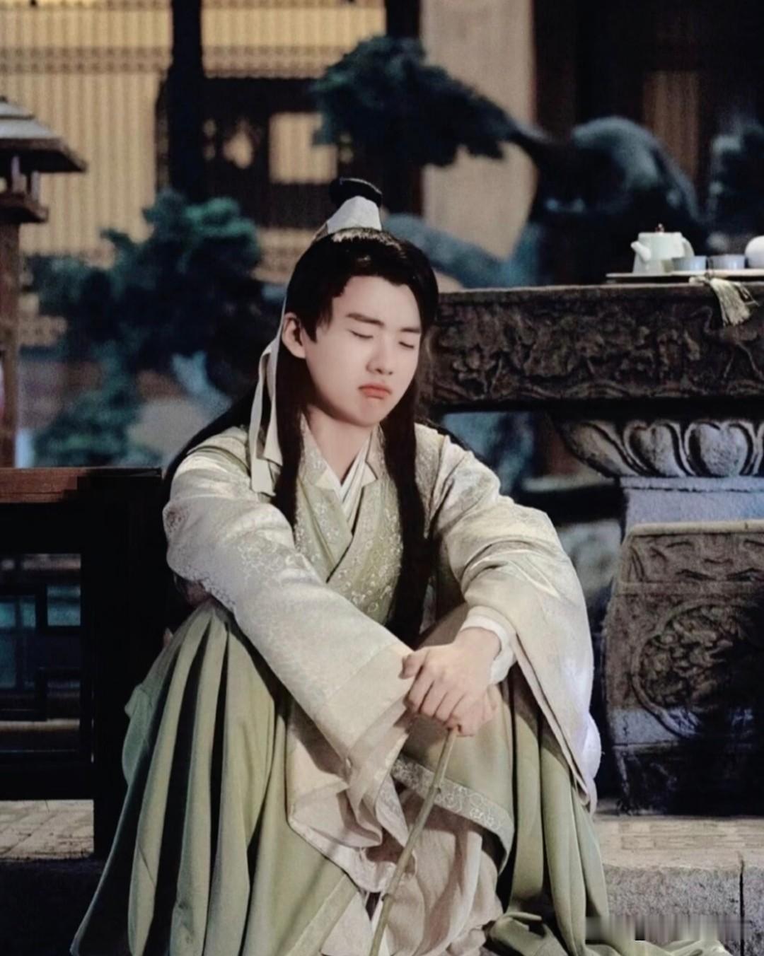 郭麒麟可能是新生代演员中最没有压力的之一，父亲郭德纲和师父于谦是演艺圈大咖，能给