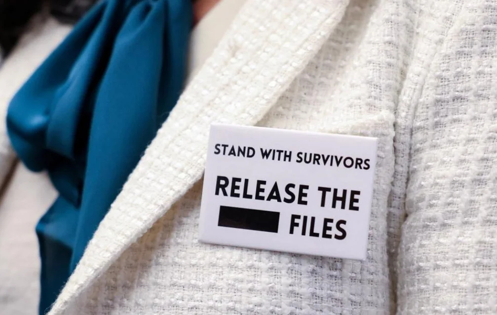 【特朗普国情咨文演讲现场，佩洛西戴支持爱泼斯坦受害者徽章】美国总统特朗普于当地时