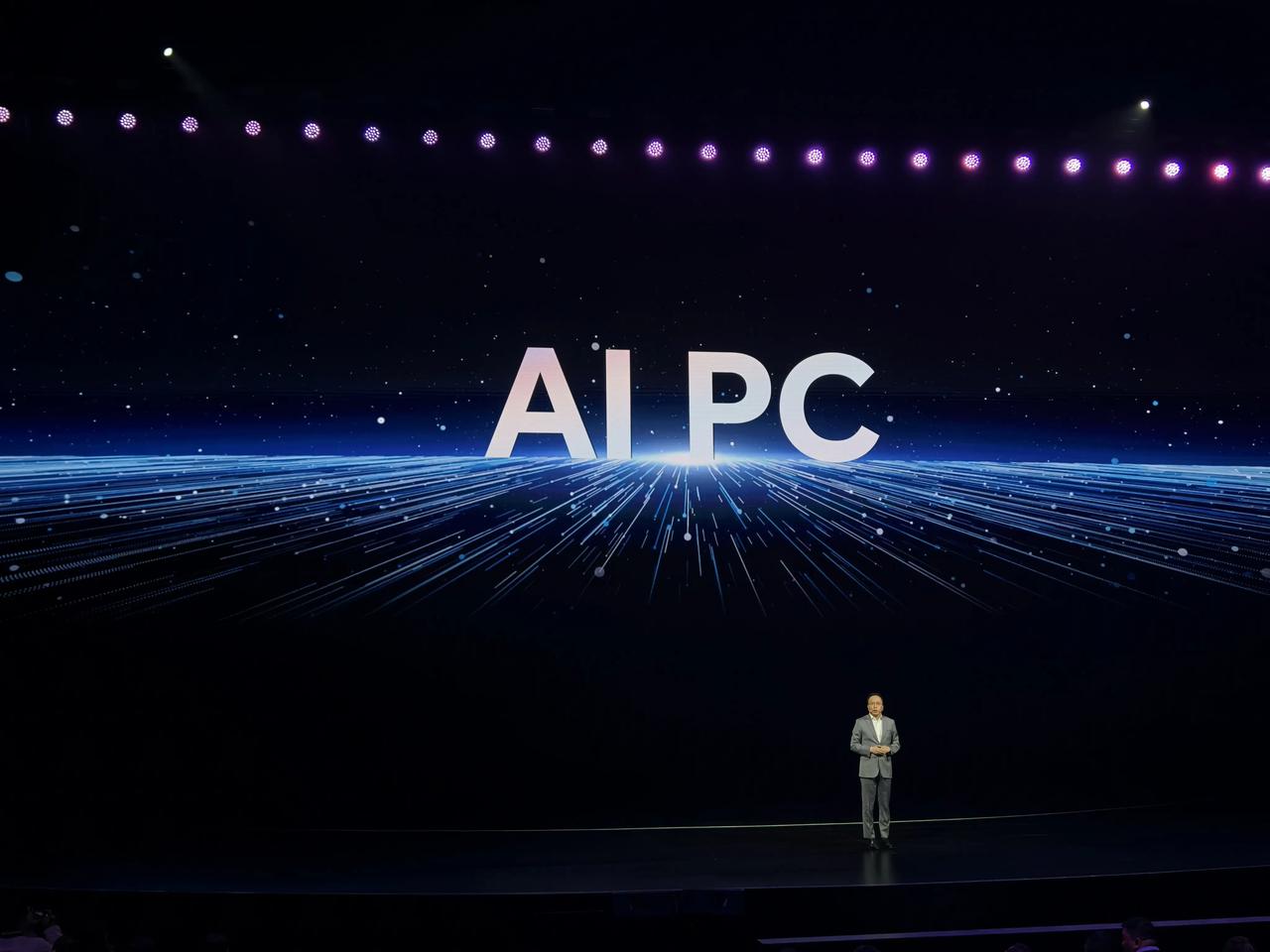 AIPC 荣耀MagicBook16 Pro 来了！
是轻薄本，也是游戏本。

