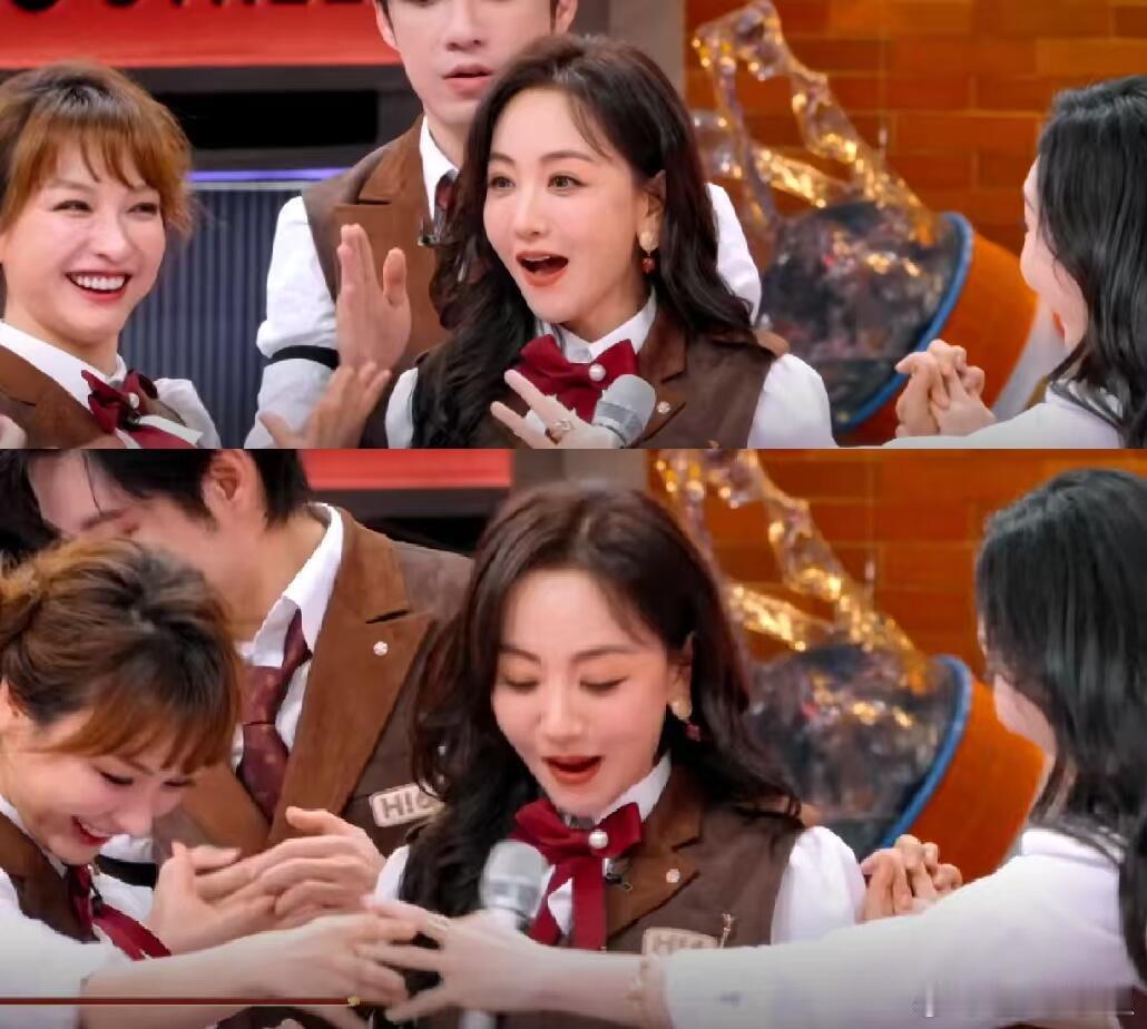 鸥真的太有大姐感了，尤其昕蓉在她身边很有安全感，拉手手姐姐会保护你们你好星期六