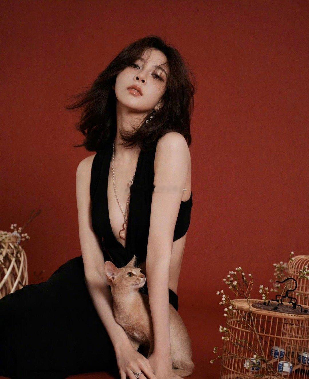 宋妍霏的领口都开到腰了，这样露腰会更美吗？？？？ 